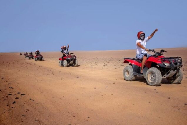 Jeep Safari Ausflug beim Sonnenuntergang in der Wüste von Hurghada